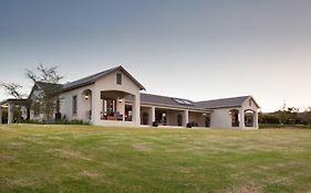 Under Oaks Guesthouse